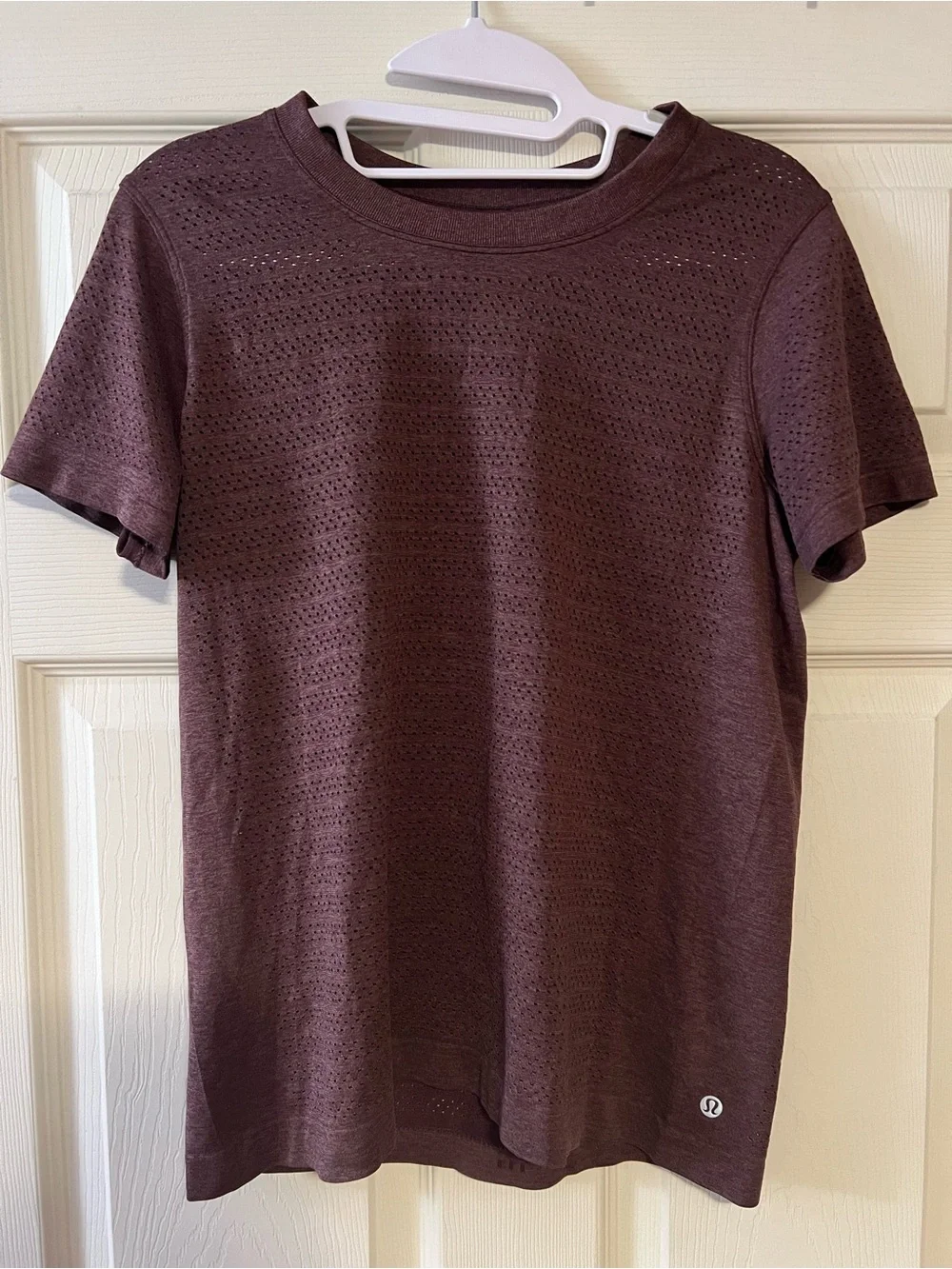 #271 Lululemon Breeze By Short Sleeve Top Perforated Purple Burgundy Size 10 EUC - Picture 1 of 4